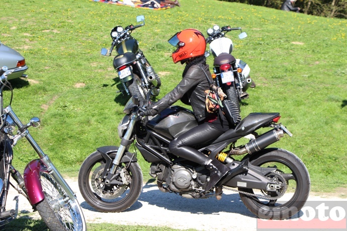 ducati monster tout carbone arrive avec sa pilote au distinguished gentleman ride de paris