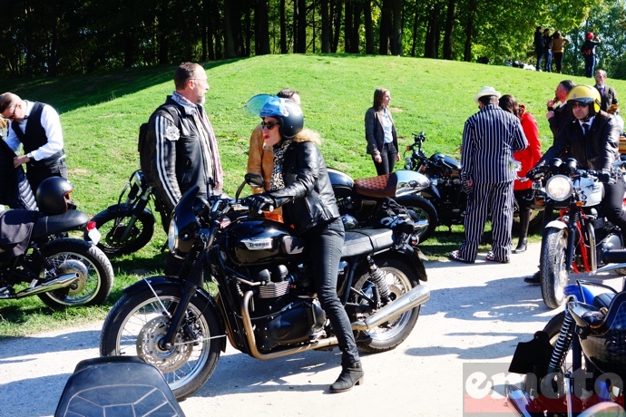 gentlewoman au guidon de sa triumph bonneville t100 gentlewoman au guidon de sa triumph bonneville t100