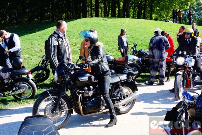 gentlewoman au guidon de sa triumph bonneville t100