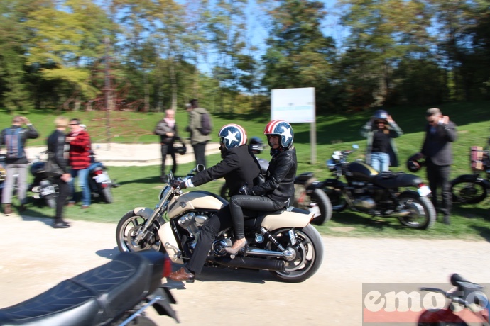 harley davidson muscle chevauch e par un couple l gamment assorti harley davidson muscle chevauch e par un couple l gamment assorti