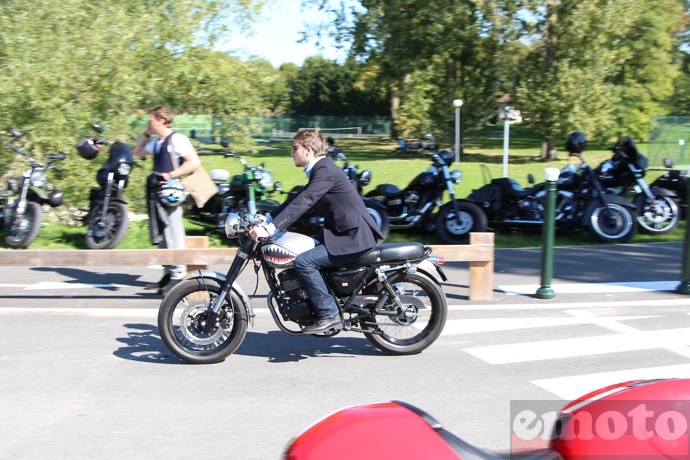 l espage sur l herbe tant plein de nombreuses machines taient sur le parking