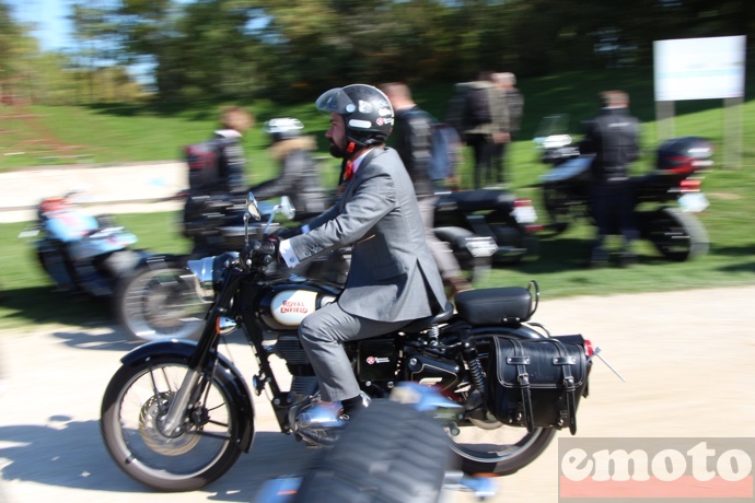 royal enfield parfaitement dans l ambiance emmen e par son pilote royal enfield parfaitement dans l ambiance emmen e par son pilote