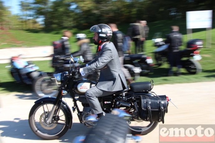 royal enfield parfaitement dans l ambiance emmen e par son pilote