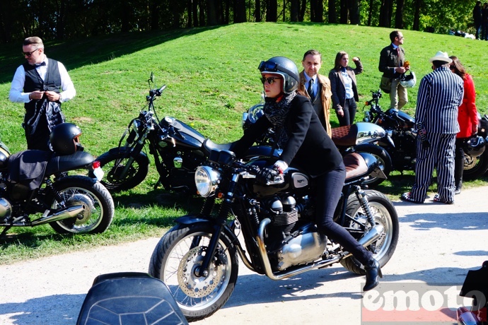 talons rouge l vres vif casque paillettes pour elle sur sa triumph thruxton discr tement modifi e talons rouge l vres vif casque paillettes pour elle sur sa triumph thruxton discr tement modifi e