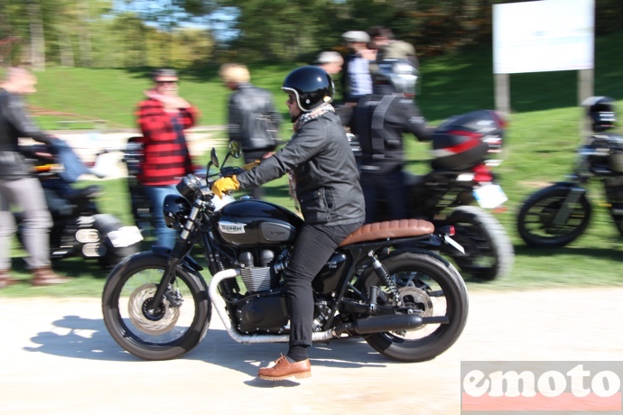 triumph bonneville t100 discr tement personnalis e avec son pilote