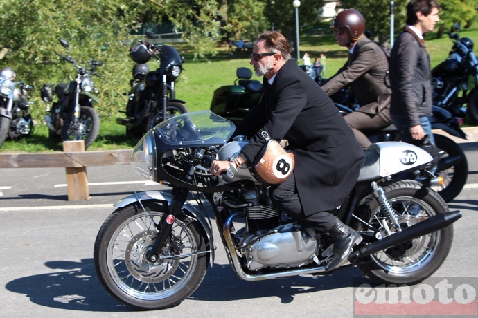 triumph thruxton avec une t te de fourche vintage englobant le phare rond triumph thruxton avec une t te de fourche vintage englobant le phare rond