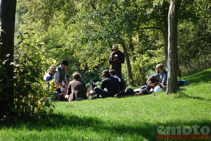 d jeuner sur l herbe entre amis sous les arbres