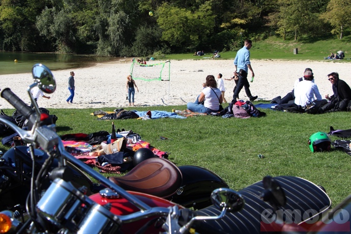 des motos la plage du beach volley improvis 