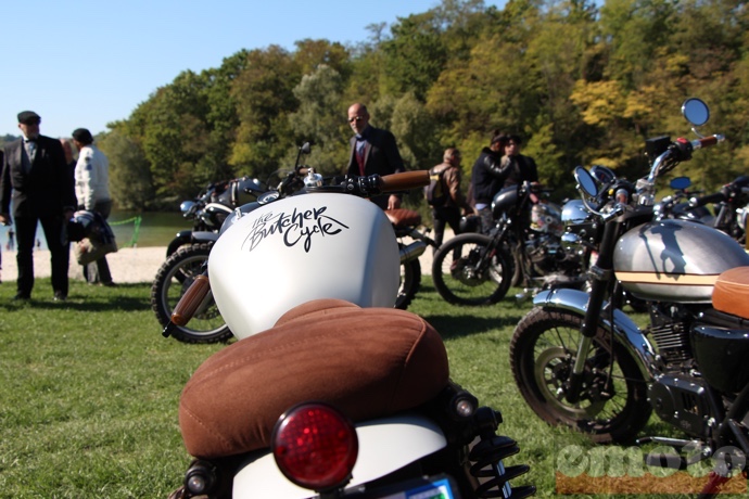 les motos face la plage de sable blanc