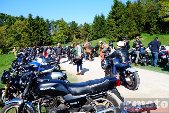 les motos sont gar es dans le parc de loisirs des jablines devant la plage