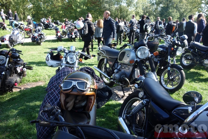 les motos sur l herbe on papote et d ambule