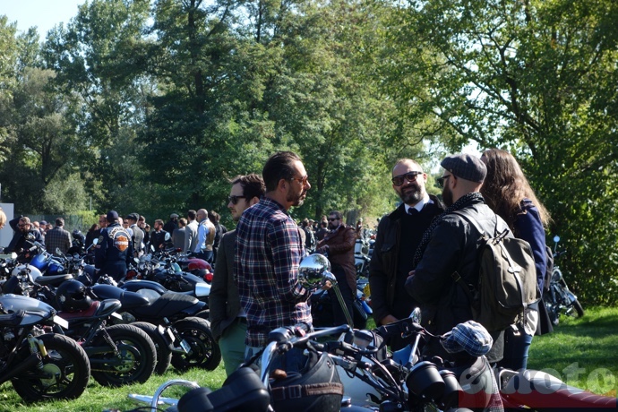 retrouvailles et bavardages apr s le ride depuis paris