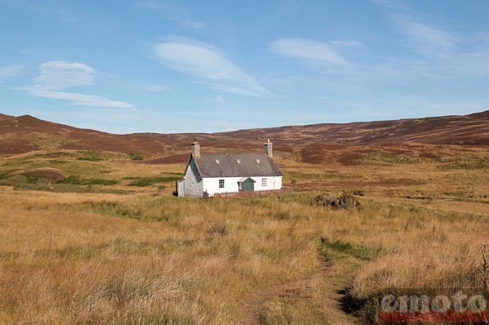 tracer tour j1 08 petite maison isol e typique du paysage en ecosse