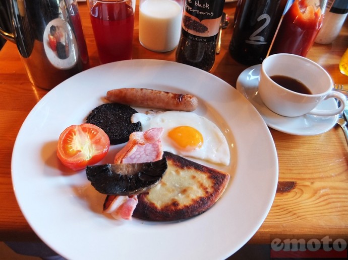 tracer tour j2 01 petit dej avec saucisse bacon oeuf tomate et champignon tracer tour j2 01 petit dej avec saucisse bacon oeuf tomate et champignon