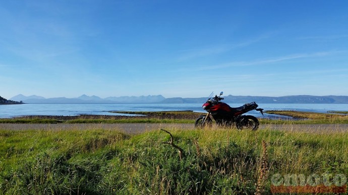 tracer tour j2 06 pendant que la moto attend au bord de la route