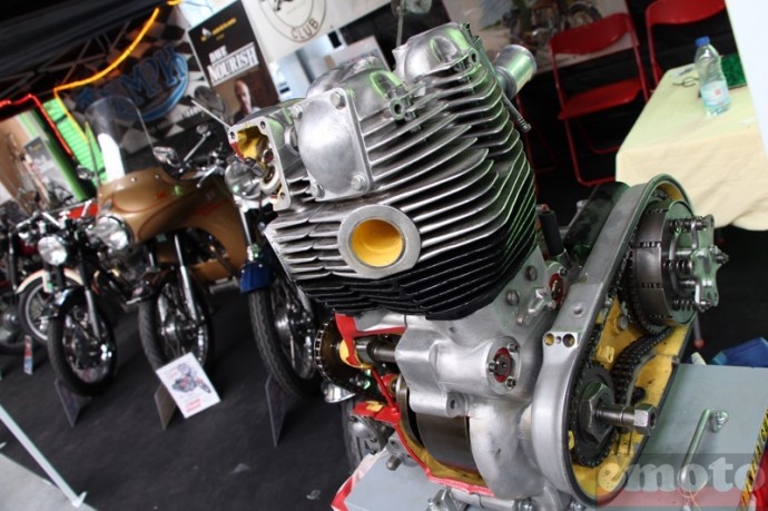 moteur de royal enfield sur le stand ponyme moteur de royal enfield sur le stand ponyme
