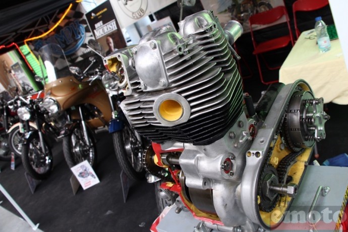 moteur de royal enfield sur le stand ponyme