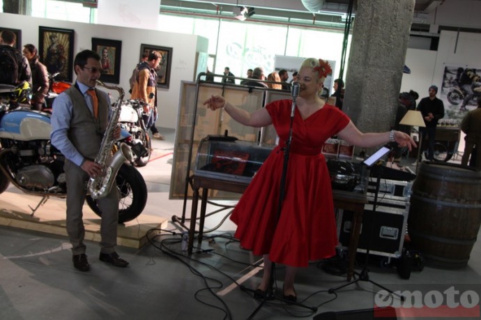 bike shed paris 2016 la chanteuse accompagnee