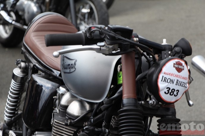 simple et de bon gout pour ce cafe racer triumph bonneville