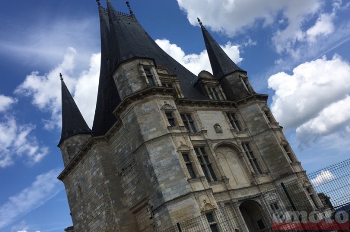 arret au pied du chateau de gaillon en travaux