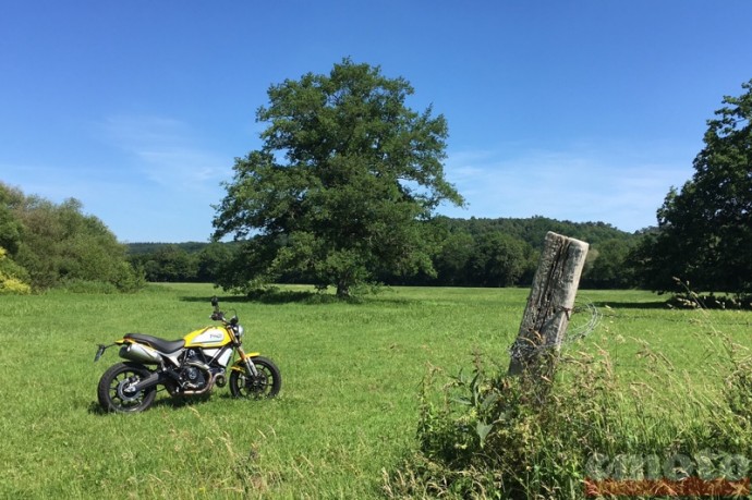 ducati scrambler 1100 dans un cul de sac demi tour