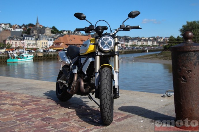 ducati scrambler 1100 sur le port de trouville