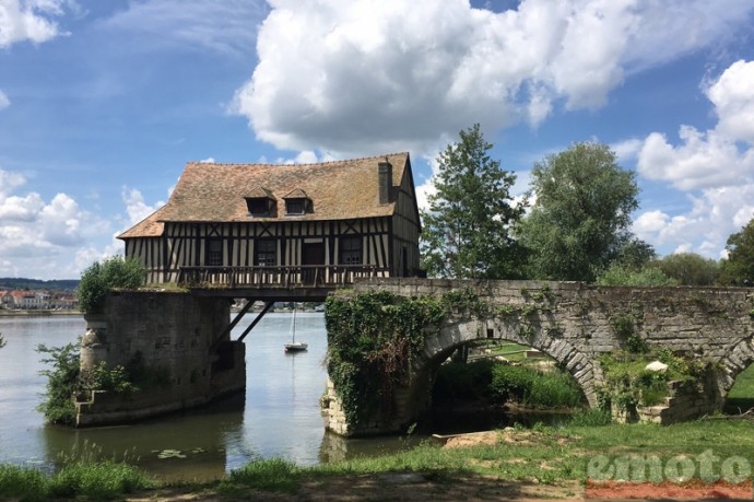 le pont de vernon permet de traverser la seine