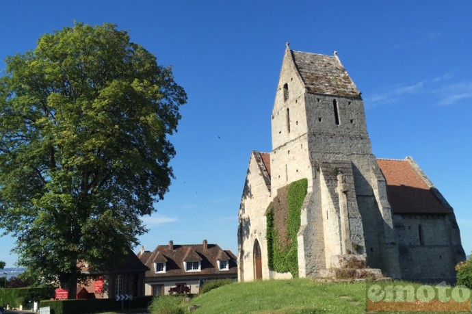 petit arret a criqueboeuf devant l eglise