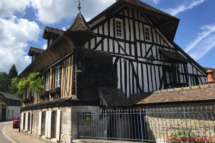 un logis de france a acquigny avec les montants en bois sculptes