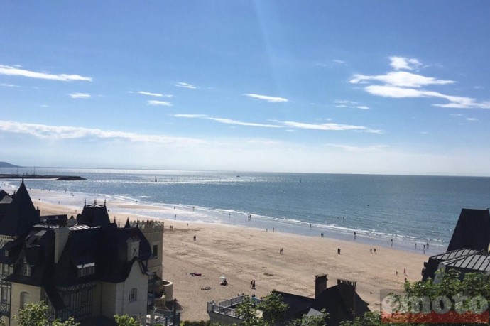 vue sur la plage de trouville en venant de honfleur