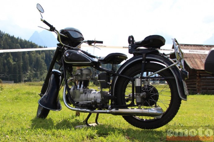 bmw r25 avec son moteur monocylindre sur un parking au pied du zugspitze