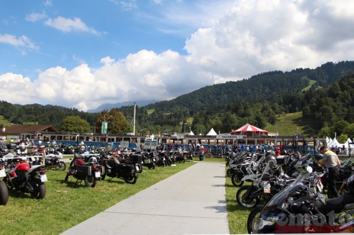 la gare d hausberg separe le parking de la concentration