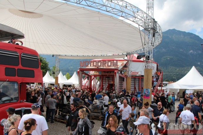 motodrom c est une expo de preparations des foodtrucks une scene de concert et le mur de la mort