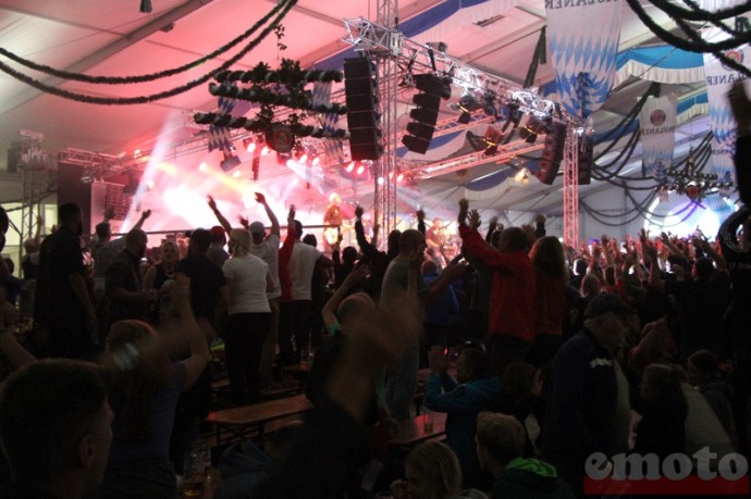 on monte sur les tables pour participer au concert pop rock on monte sur les tables pour participer au concert pop rock