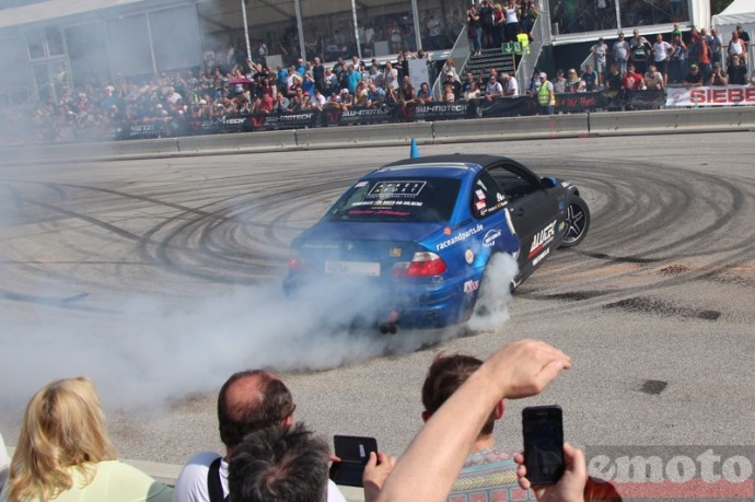 sur la piste du drift avec des bmw