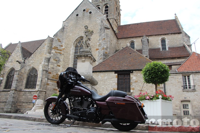 hd street glide au pied de l allegorie de la beauce devant l eglise saint gilles a etampes