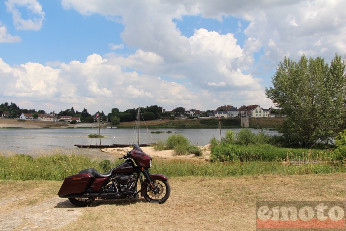 sur la berge de la loire devant un bateau typique a jargeau