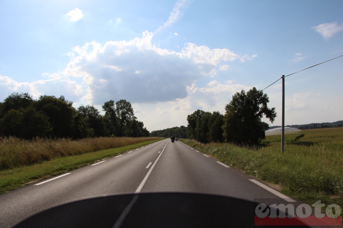 sur la route en approche de tours on rattrape des bikers venus de loin pour certains