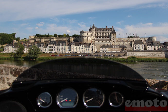 vue sur le chateau d amboise depuis le guidon de la harley davidson street glide special