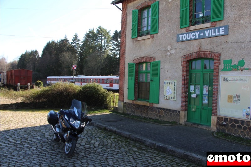 au depart du train touristique de puisaye a la gare de toucy