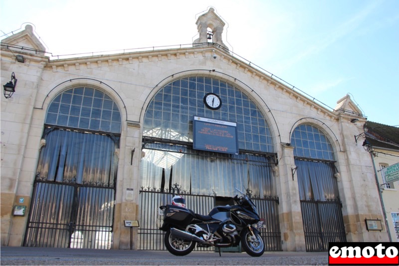 Paris Lyon bucolique en BMW R1250RT, depart devant la hall au ble de courtenay Paris Lyon bucolique en BMW R1250RT, depart devant la hall au ble de courtenay