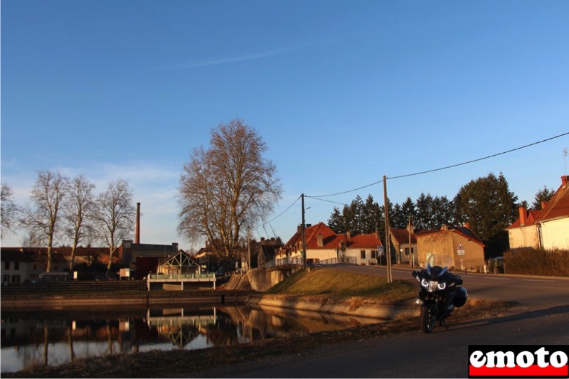 halte nautique a genelard sur le canal du centre