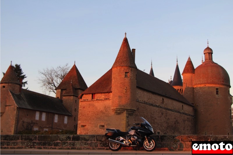 la clayette et son chateau au coucher de soleil la clayette et son chateau au coucher de soleil