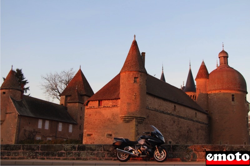 la clayette et son chateau au coucher de soleil