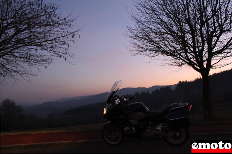 panorama sur la vallee dazergues depuis le col des echarmeaux