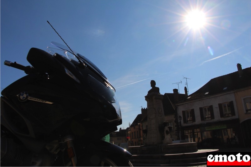 pierre larousse regarde la r1250rt sur la place de toucy