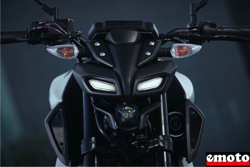 la tete de fourche avec les optiques a led de la yamaha mt 125