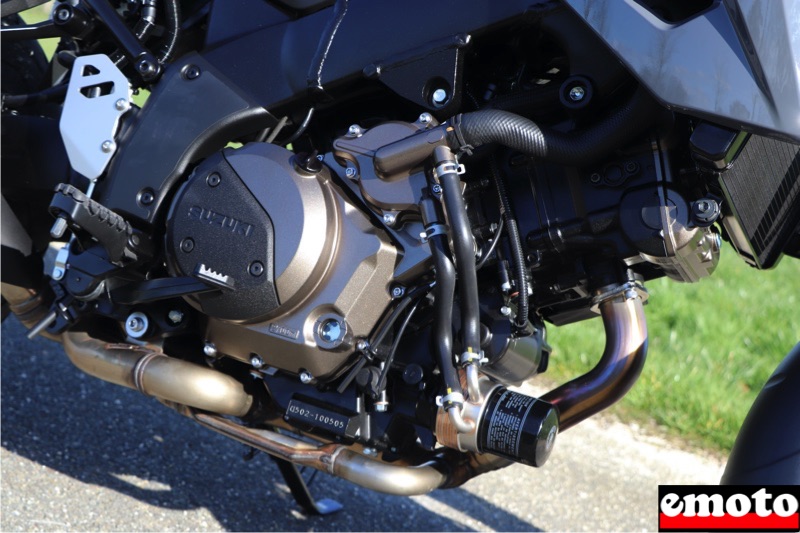 la suzuki vstrom xt a un peu accessoire pour cacher tout ca qu on peut ajouter sur la 1050 standard