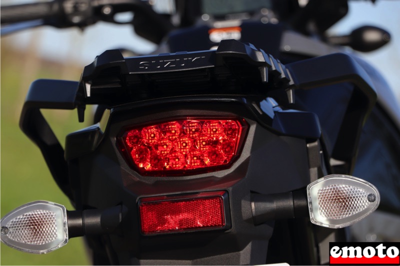 le feu de la vstrom standard est rouge il est blanc sur la xt