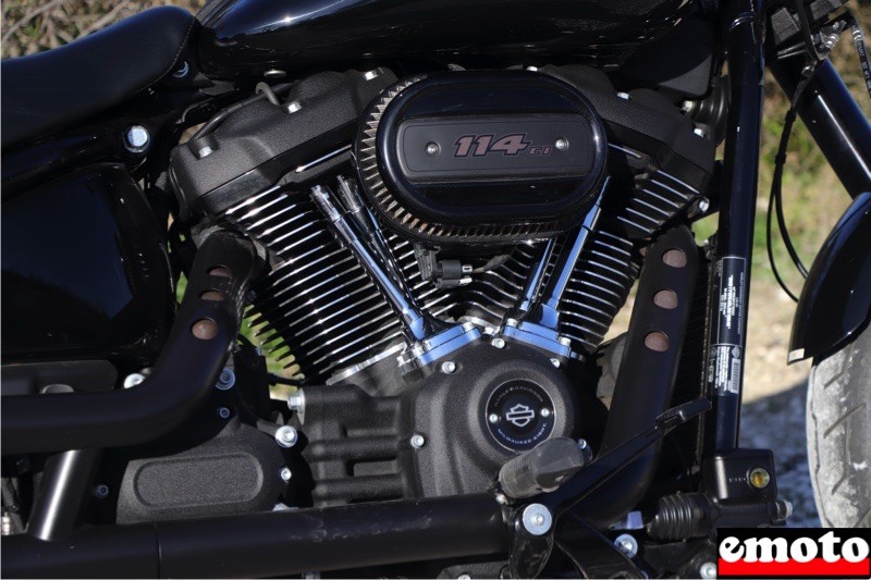 moteur milwaukee eight 114 en finition noire contrairement a la low rider standard